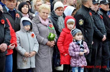 У День перемоги житомиряни пройшлися ходою та поклали квіти до Монументу Слави