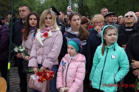 У День перемоги житомиряни пройшлися ходою та поклали квіти до Монументу Слави