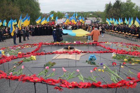 У День перемоги житомиряни пройшлися ходою та поклали квіти до Монументу Слави