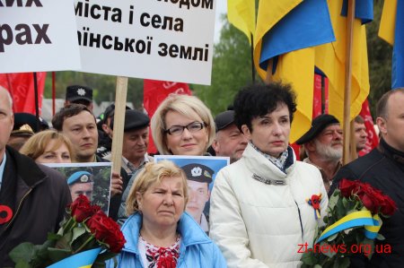У День перемоги житомиряни пройшлися ходою та поклали квіти до Монументу Слави