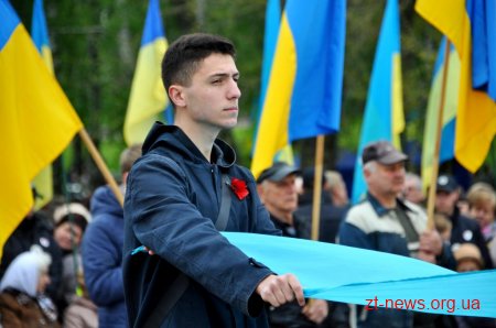 У День перемоги житомиряни пройшлися ходою та поклали квіти до Монументу Слави