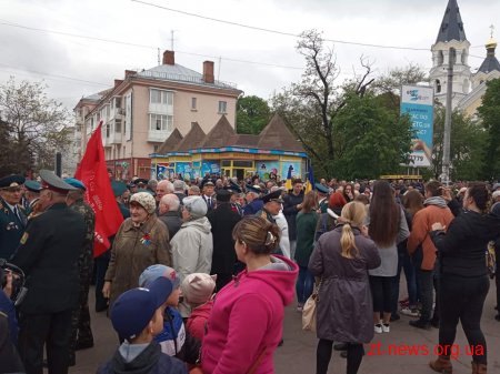 У День перемоги житомиряни пройшлися ходою та поклали квіти до Монументу Слави