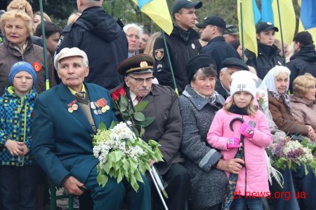 У День перемоги житомиряни пройшлися ходою та поклали квіти до Монументу Слави
