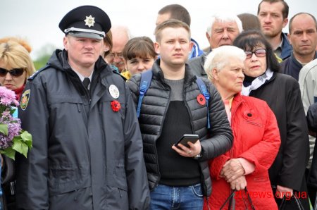 У День перемоги житомиряни пройшлися ходою та поклали квіти до Монументу Слави
