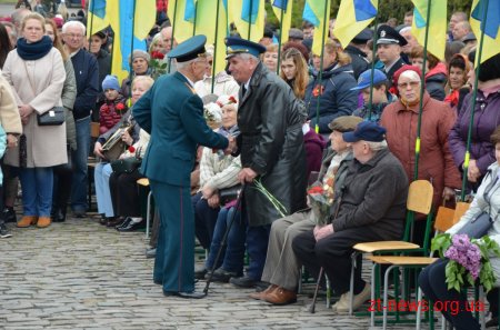 У День перемоги житомиряни пройшлися ходою та поклали квіти до Монументу Слави