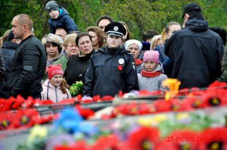 У День перемоги житомиряни пройшлися ходою та поклали квіти до Монументу Слави