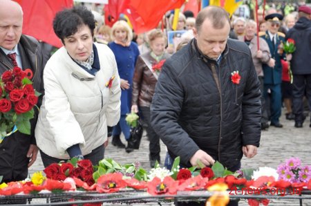 У День перемоги житомиряни пройшлися ходою та поклали квіти до Монументу Слави