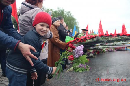 У День перемоги житомиряни пройшлися ходою та поклали квіти до Монументу Слави