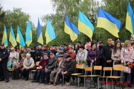 У День перемоги житомиряни пройшлися ходою та поклали квіти до Монументу Слави