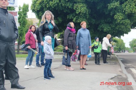 У День перемоги житомиряни пройшлися ходою та поклали квіти до Монументу Слави