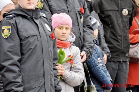 У День перемоги житомиряни пройшлися ходою та поклали квіти до Монументу Слави