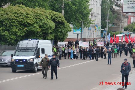 У День перемоги житомиряни пройшлися ходою та поклали квіти до Монументу Слави
