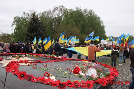 У День перемоги житомиряни пройшлися ходою та поклали квіти до Монументу Слави