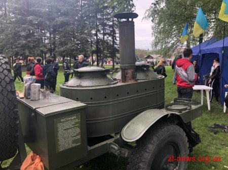 У День перемоги житомиряни пройшлися ходою та поклали квіти до Монументу Слави