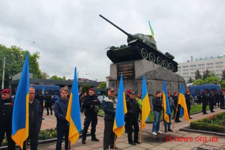 У День перемоги житомиряни пройшлися ходою та поклали квіти до Монументу Слави