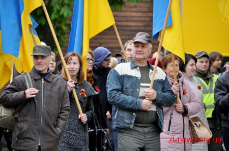 У День перемоги житомиряни пройшлися ходою та поклали квіти до Монументу Слави