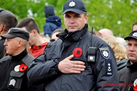 У День перемоги житомиряни пройшлися ходою та поклали квіти до Монументу Слави