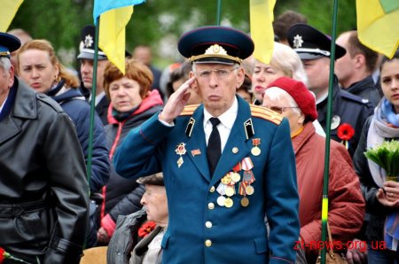 У День перемоги житомиряни пройшлися ходою та поклали квіти до Монументу Слави