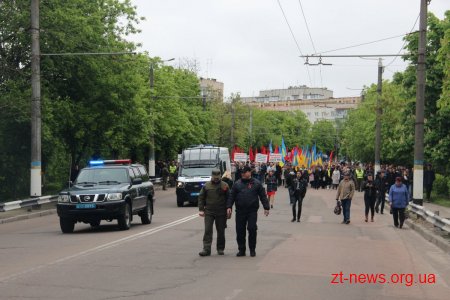 У День перемоги житомиряни пройшлися ходою та поклали квіти до Монументу Слави