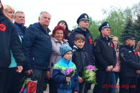 У День перемоги житомиряни пройшлися ходою та поклали квіти до Монументу Слави