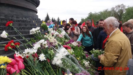 У День перемоги житомиряни пройшлися ходою та поклали квіти до Монументу Слави