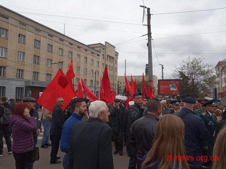 У День перемоги житомиряни пройшлися ходою та поклали квіти до Монументу Слави