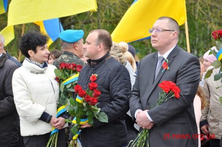 У День перемоги житомиряни пройшлися ходою та поклали квіти до Монументу Слави