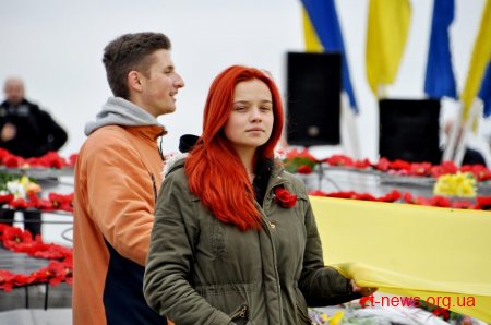 У День перемоги житомиряни пройшлися ходою та поклали квіти до Монументу Слави
