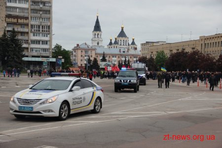 У День перемоги житомиряни пройшлися ходою та поклали квіти до Монументу Слави