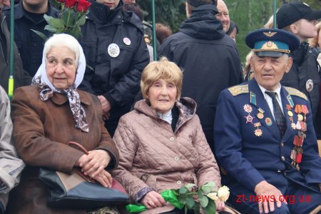 У День перемоги житомиряни пройшлися ходою та поклали квіти до Монументу Слави