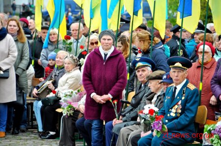 У День перемоги житомиряни пройшлися ходою та поклали квіти до Монументу Слави
