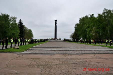 У День перемоги житомиряни пройшлися ходою та поклали квіти до Монументу Слави