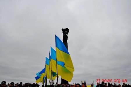 У День перемоги житомиряни пройшлися ходою та поклали квіти до Монументу Слави