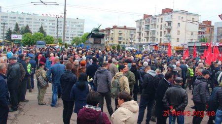 У День перемоги житомиряни пройшлися ходою та поклали квіти до Монументу Слави
