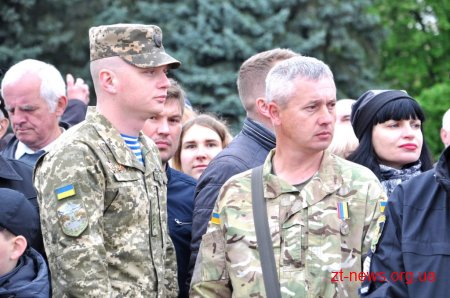 У День перемоги житомиряни пройшлися ходою та поклали квіти до Монументу Слави