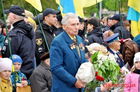 У День перемоги житомиряни пройшлися ходою та поклали квіти до Монументу Слави