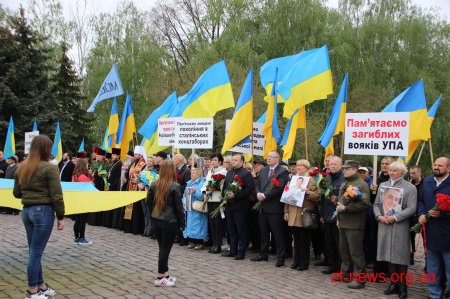 У День перемоги житомиряни пройшлися ходою та поклали квіти до Монументу Слави
