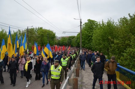 У День перемоги житомиряни пройшлися ходою та поклали квіти до Монументу Слави