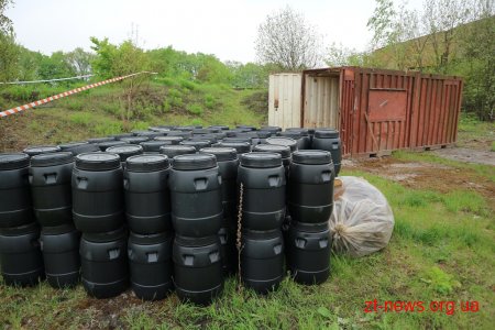 В Олевську продовжують перезатарювати шкідливу речовину у сертифіковані ємності