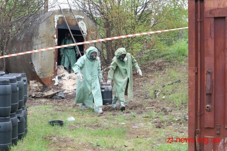 В Олевську продовжують перезатарювати шкідливу речовину у сертифіковані ємності