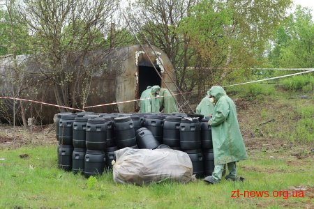 В Олевську продовжують перезатарювати шкідливу речовину у сертифіковані ємності