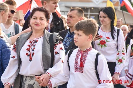 У Житомирі пройшла масштабна Вишивана хода