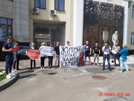 Фаєри, плакати та хвилина мовчання: як Житомир питав “Хто замовив Катю Гандзюк?”