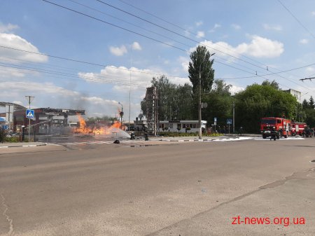 Рятувальники загасили пожежу на автозаправці у Житомирі