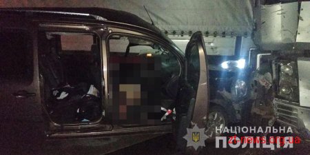 На трасі Київ - Чоп Mercedes зіткнувся з вантажівкою