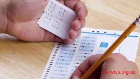 Поліцейські охорони Житомирщини виявили перші порушення під час ЗНО