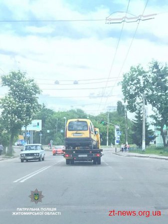 Автомобіль, який припаркували в центрі Житомира на пішохідному переході евакуювали