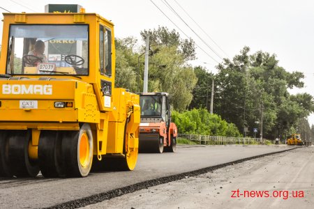 На вулиці Параджанова у Житомирі укладають вирівнюючий шар асфальтобетону