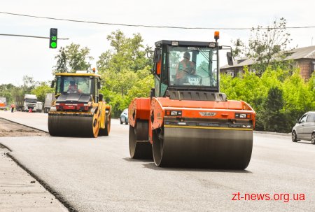 На трасі М-21 у напрямку Бердичева триває укладання верхнього шару покриття за «митні» кошти