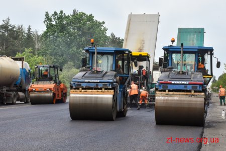 На трасі М-21 у напрямку Бердичева триває укладання верхнього шару покриття за «митні» кошти